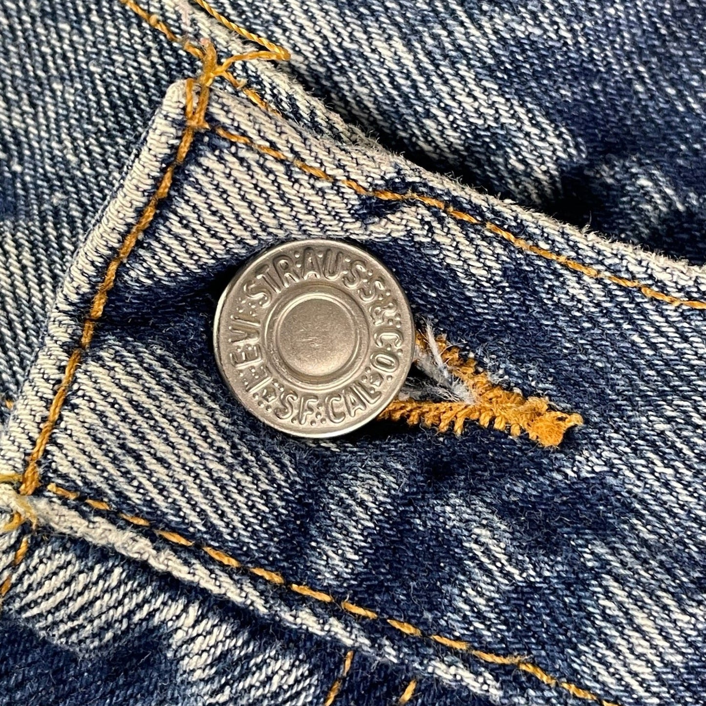 90s vintage Levi’s jorts - size 38