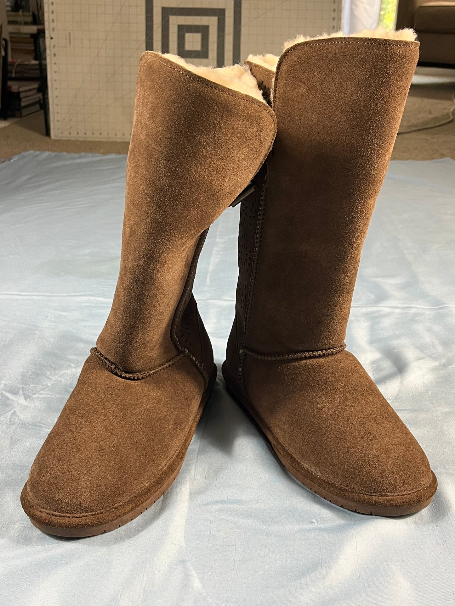 NWOB Bearpaw calf boots - 8W