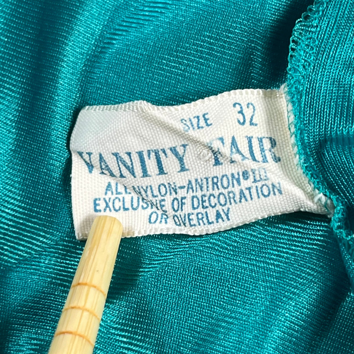 80s VTG Vanity Fair peacock lace maxi nightgown - XS/S