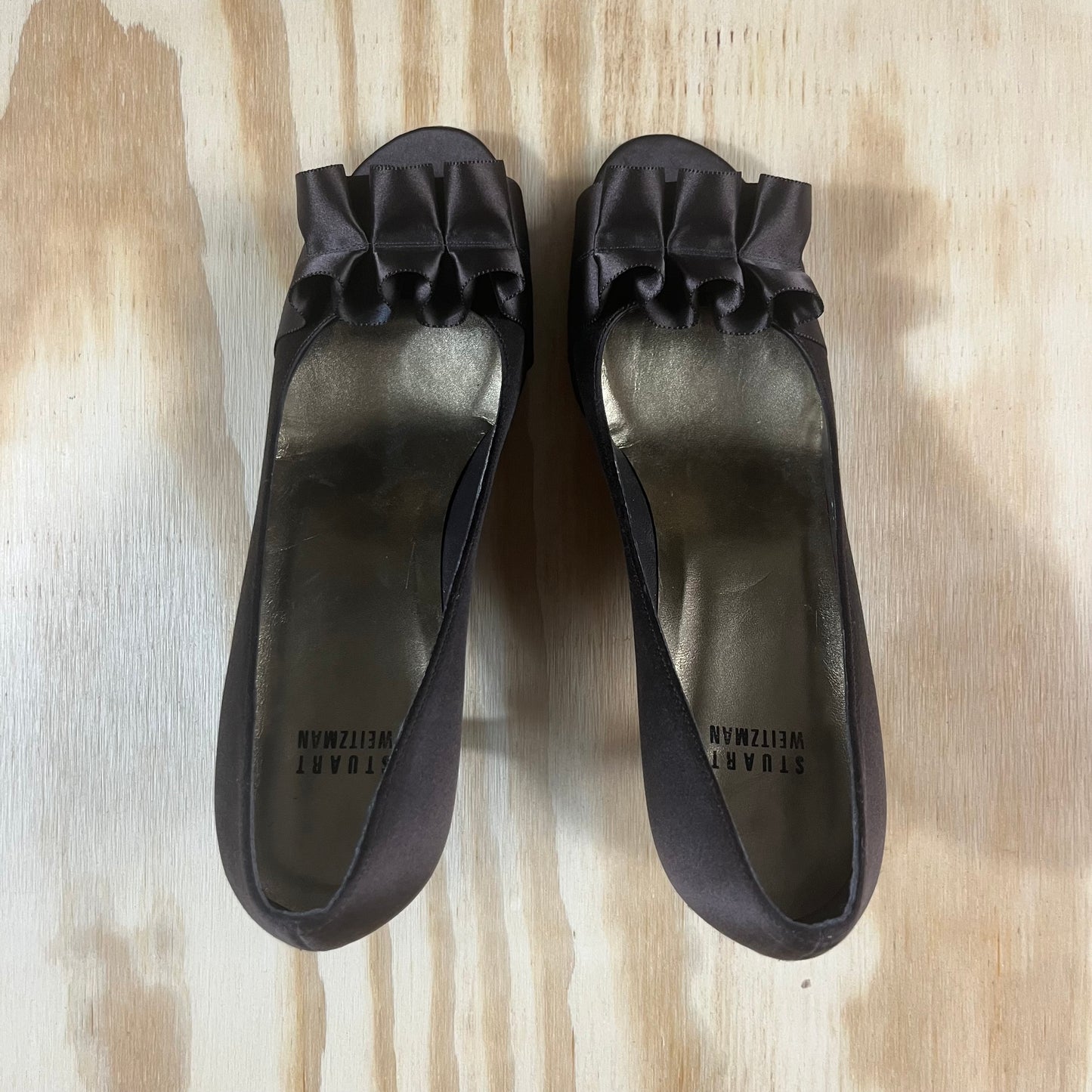 preloved Stuart Weitzman satin ruffle peep-toe pumps - 8.5W