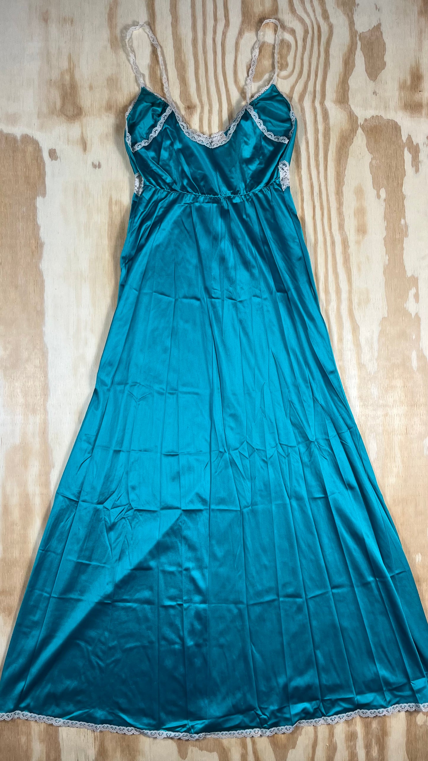 80s VTG Vanity Fair peacock lace maxi nightgown - XS/S