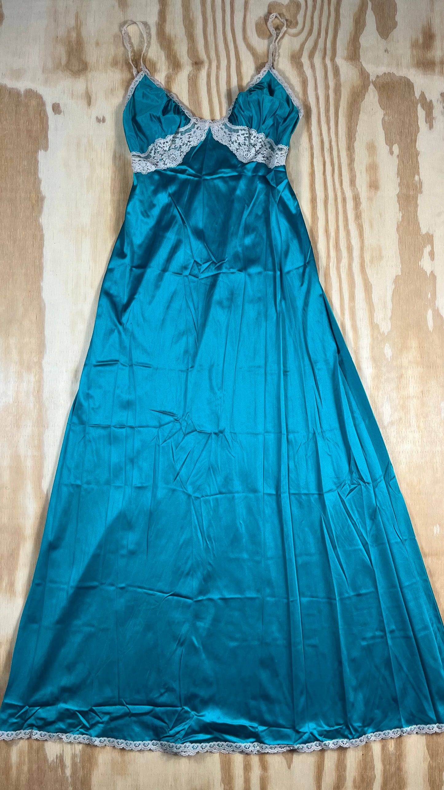 80s VTG Vanity Fair peacock lace maxi nightgown - XS/S