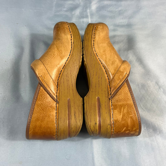 preloved Dansko professional clogs - size 38W