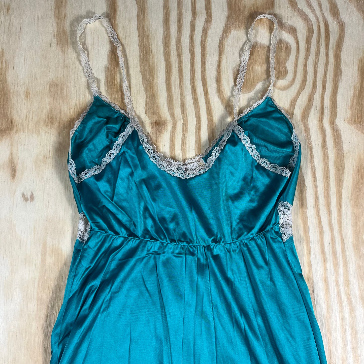 80s VTG Vanity Fair peacock lace maxi nightgown - XS/S