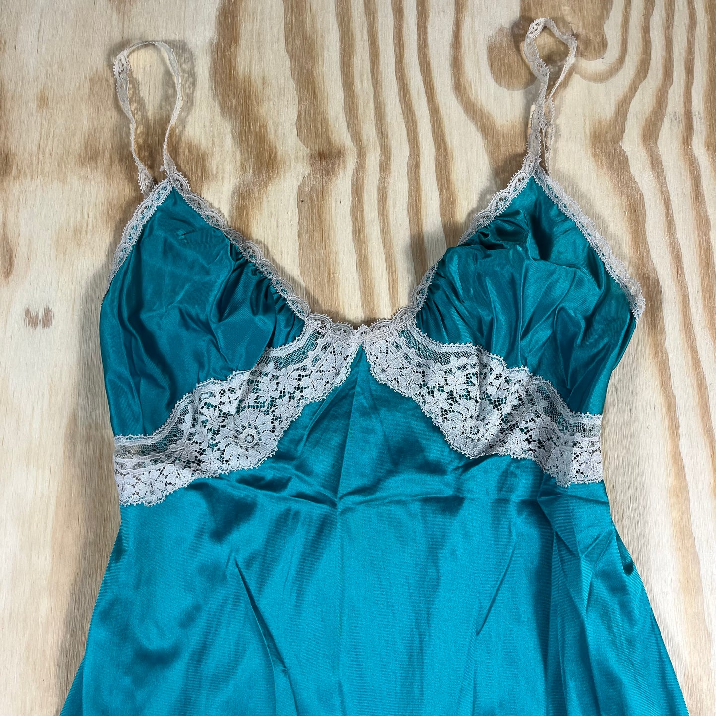 80s VTG Vanity Fair peacock lace maxi nightgown - XS/S