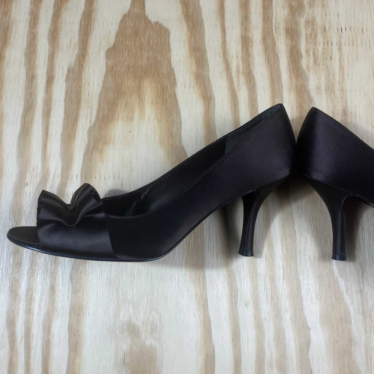 preloved Stuart Weitzman satin ruffle peep-toe pumps - 8.5W