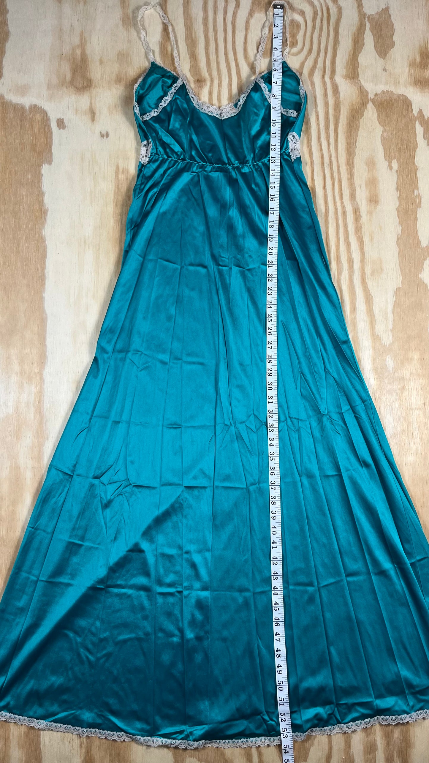 80s VTG Vanity Fair peacock lace maxi nightgown - XS/S