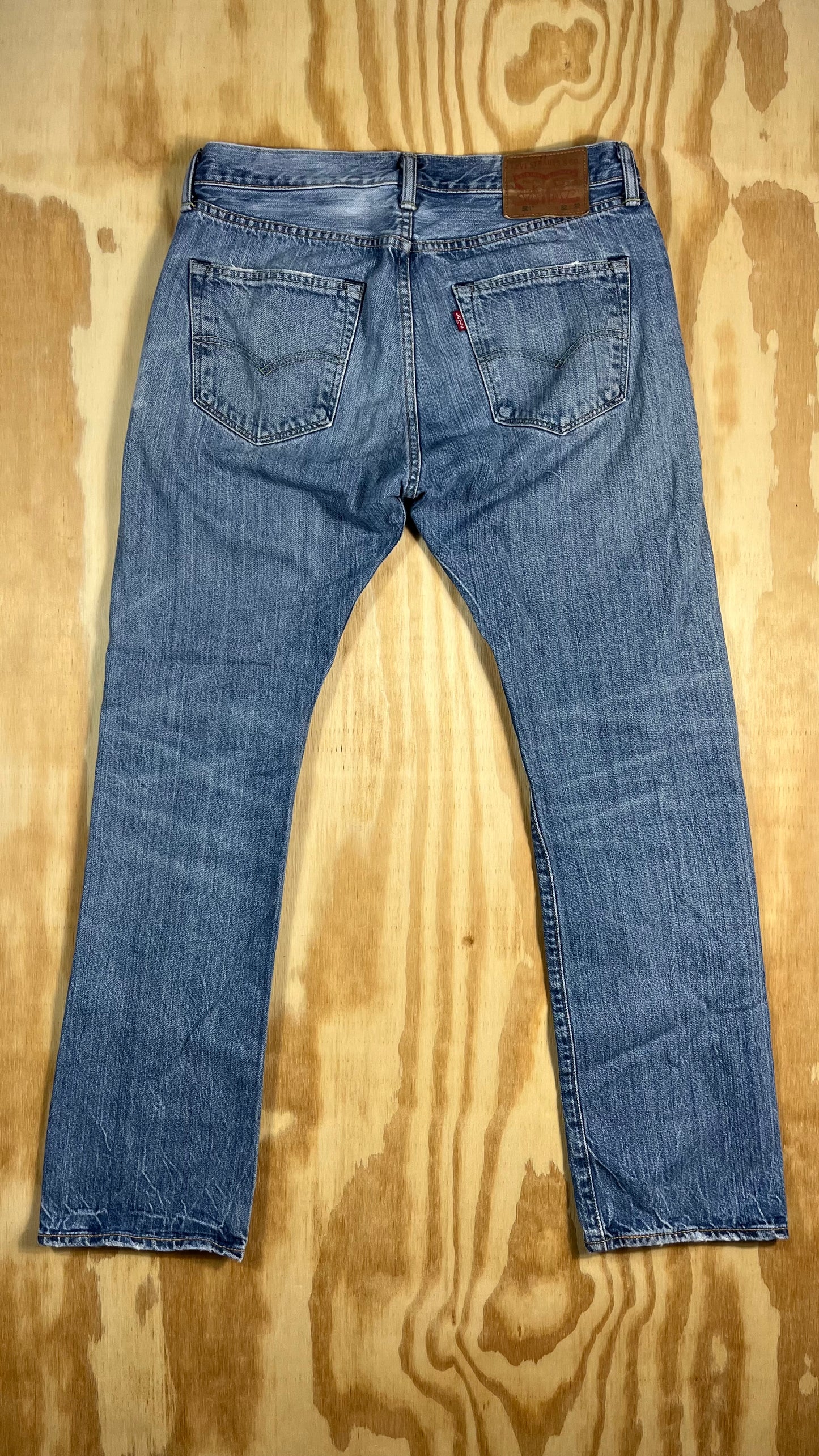 preloved Levi's 501 medium wash straight leg button fly jeans - 32x32