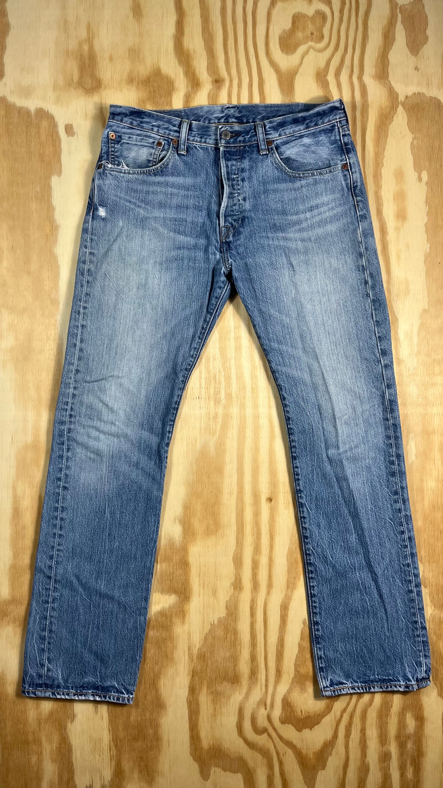 preloved Levi's 501 medium wash straight leg button fly jeans - 32x32