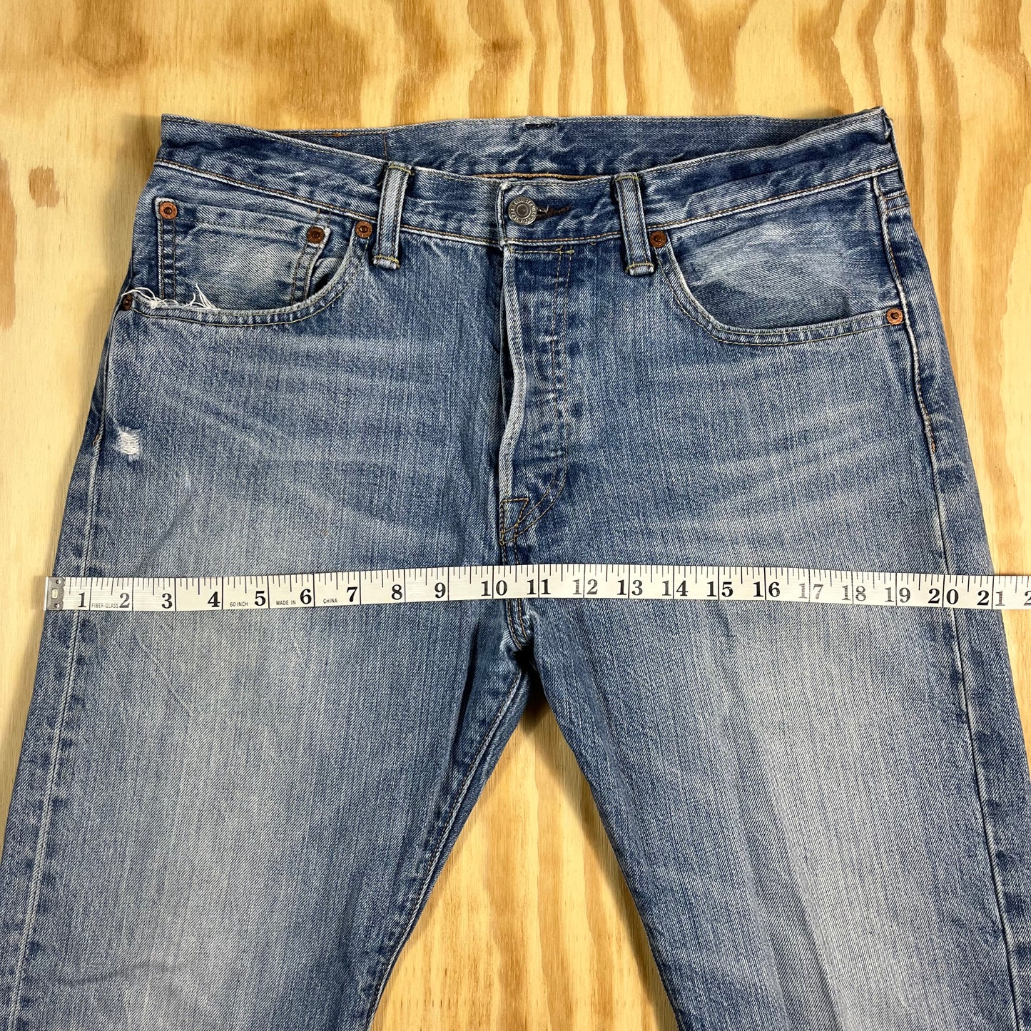 preloved Levi's 501 medium wash straight leg button fly jeans - 32x32