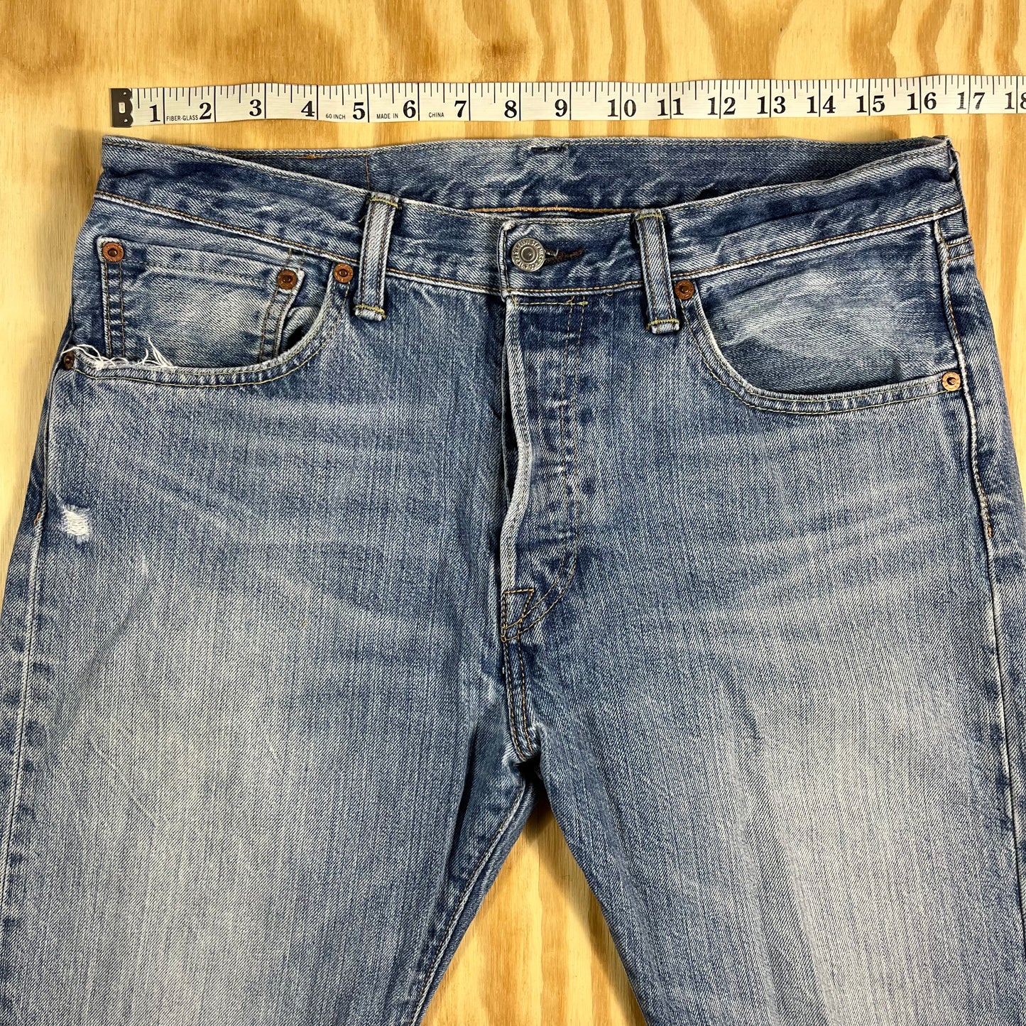 preloved Levi's 501 medium wash straight leg button fly jeans - 32x32