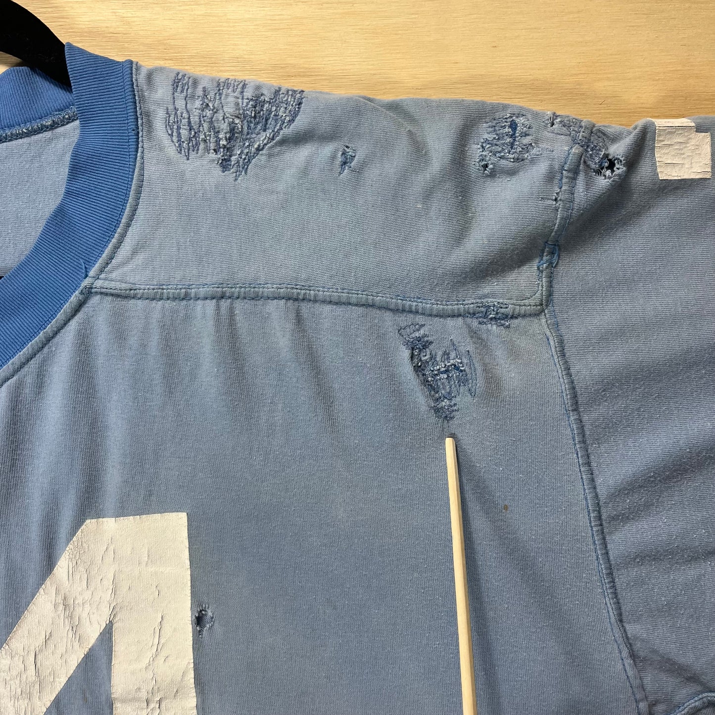 80s VTG thrashed cropped faded blue football jersey - XL/XXL