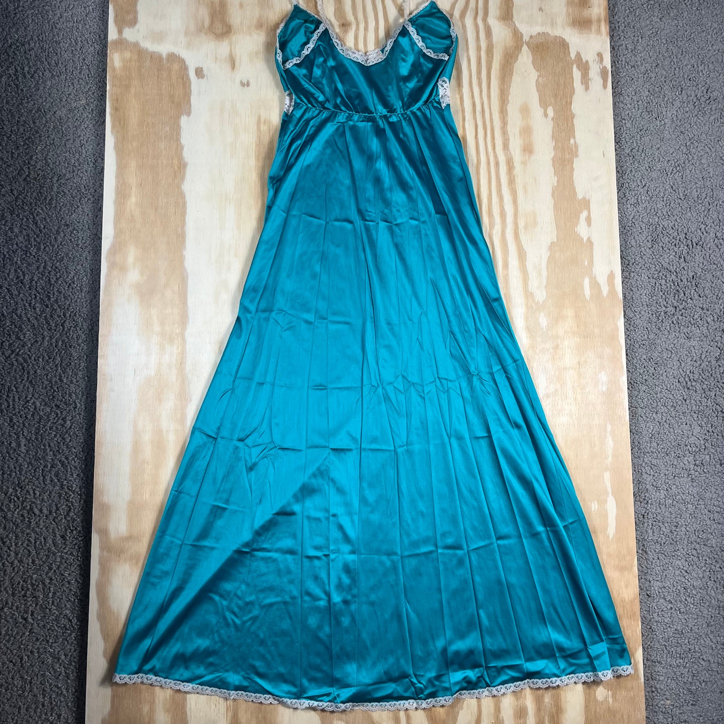 80s VTG Vanity Fair peacock lace maxi nightgown - XS/S